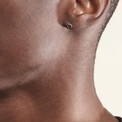 Boucles D'oreilles Puces Edy Serti Clos Or Blanc Saphir
